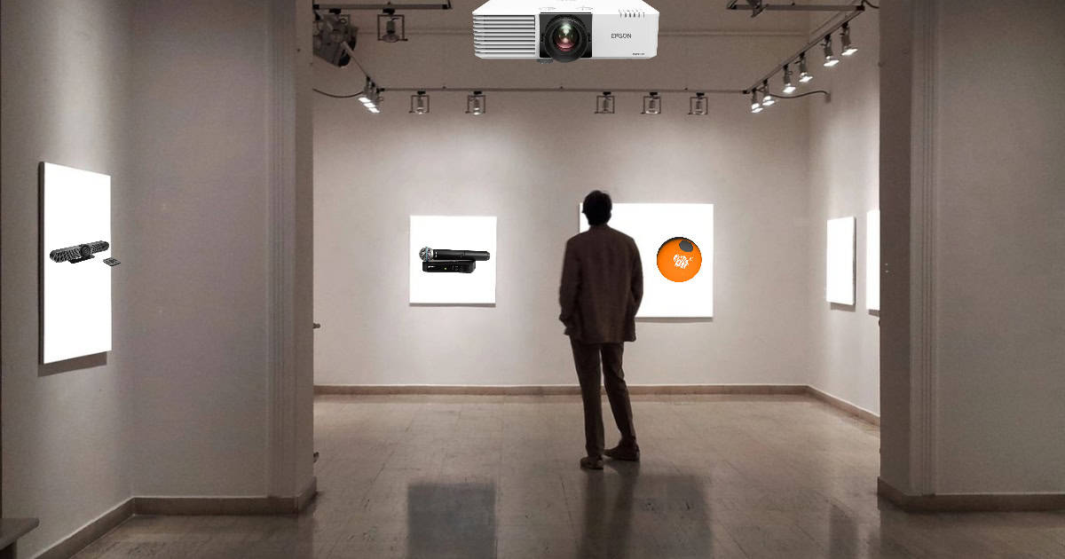 expositie van verhuurassortiment beamer, microfoon en webcam